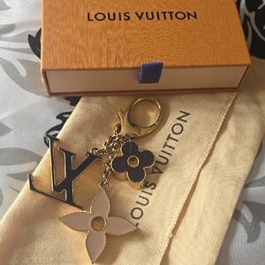 💯 AUTHENTIC Louis Vuitton De fluer Charm